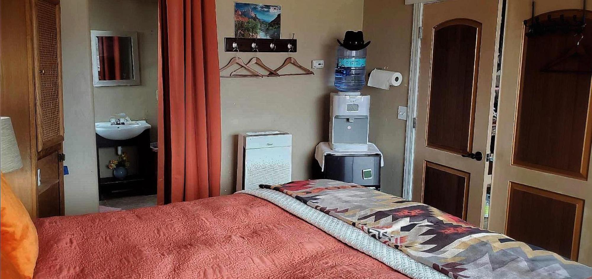 The Zion House - Affordable Bedrooms Hurricane Room photo